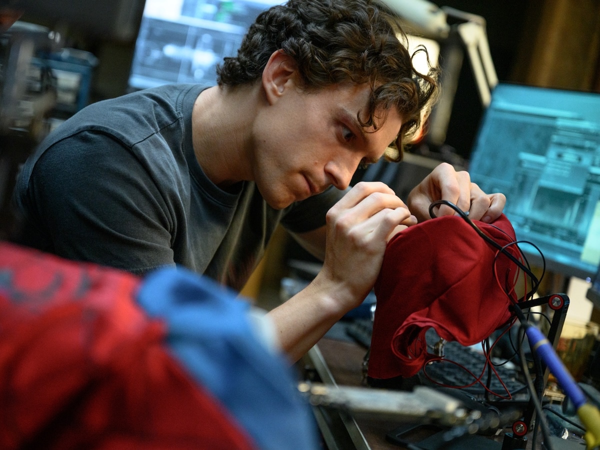 Tom holland peter parket spider day brand new day