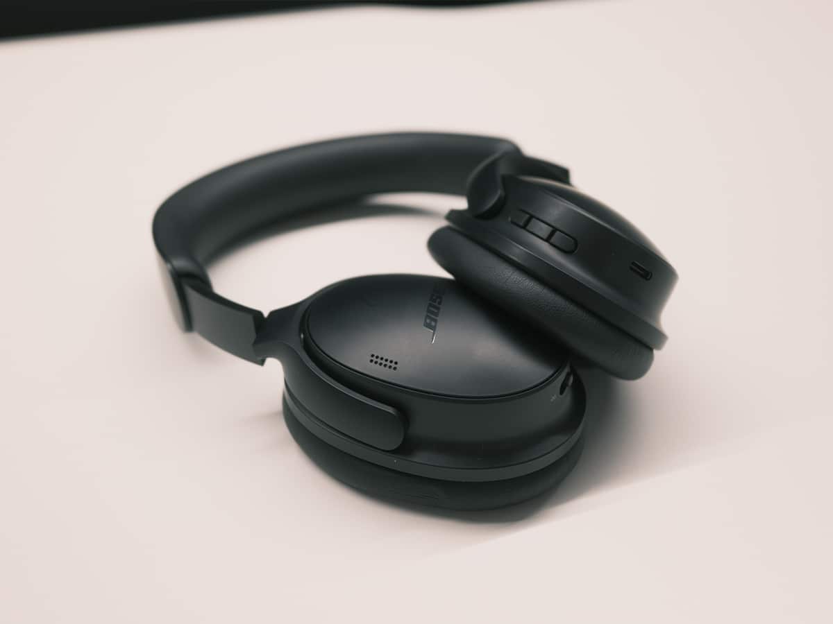 Bose quietcomfort 2nd gen on desk