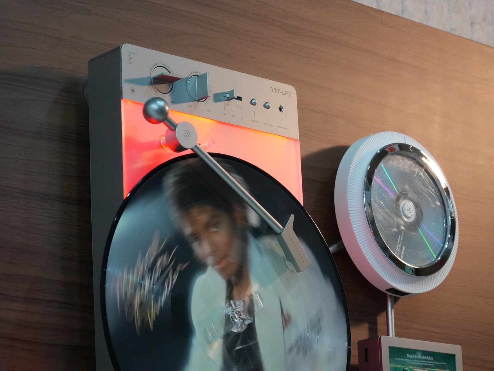 TRETTITRE Retro Wall-Mounted Ambient Audio System Close-up of the LP3 vinyl player mounted on a wall with a record loaded