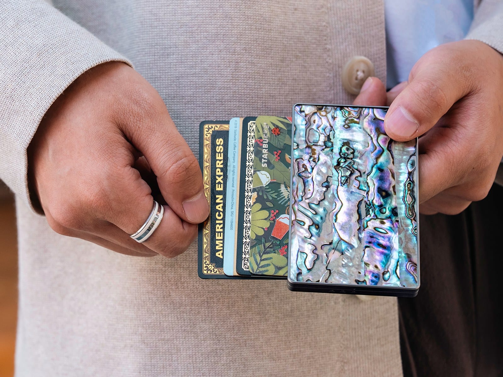 Titaner Verso The mother-of-pearl panel version with cards fanned out