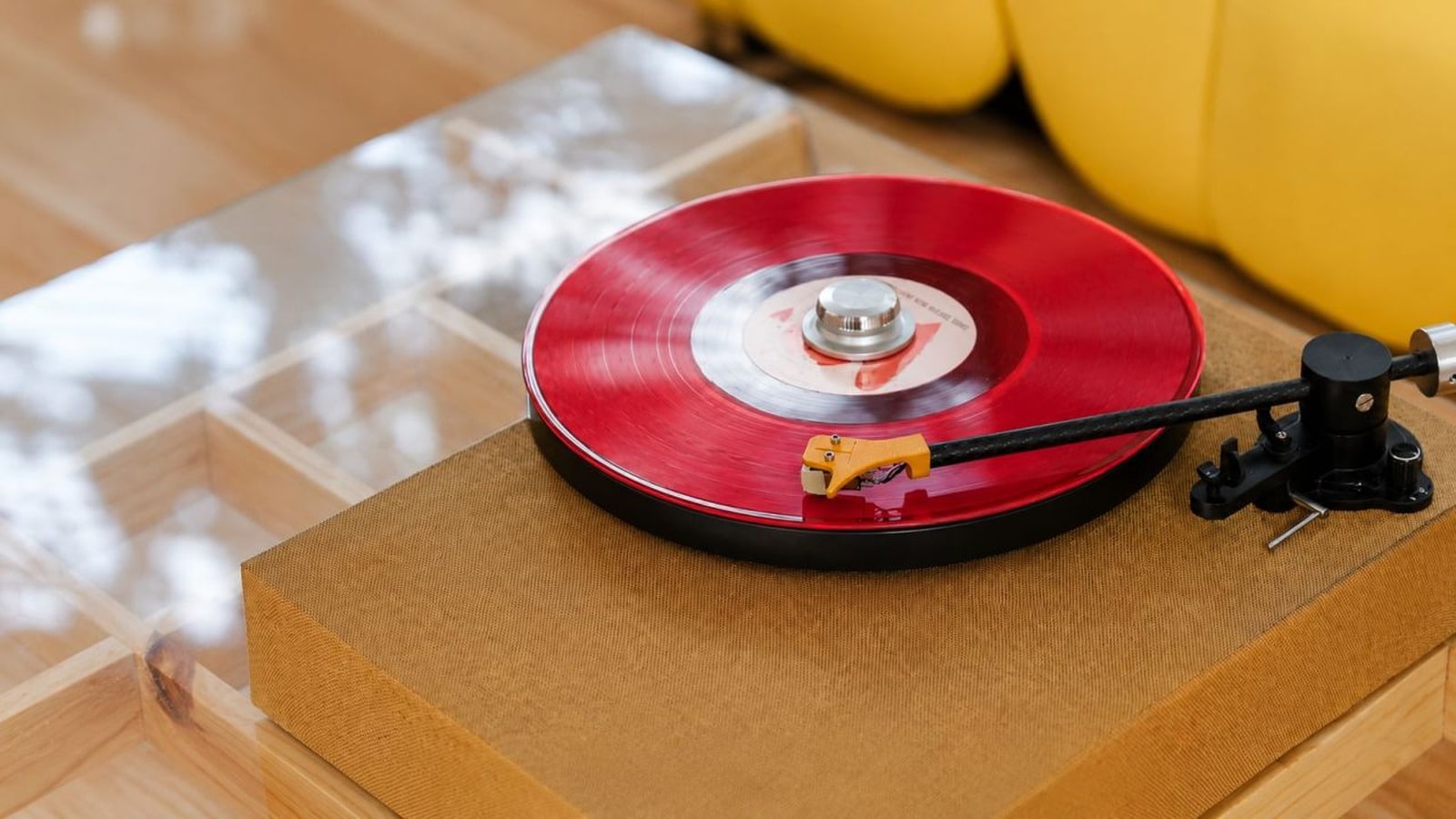 ECHOV DY040 lying flat on a tabletop with a red record spinning on the platter