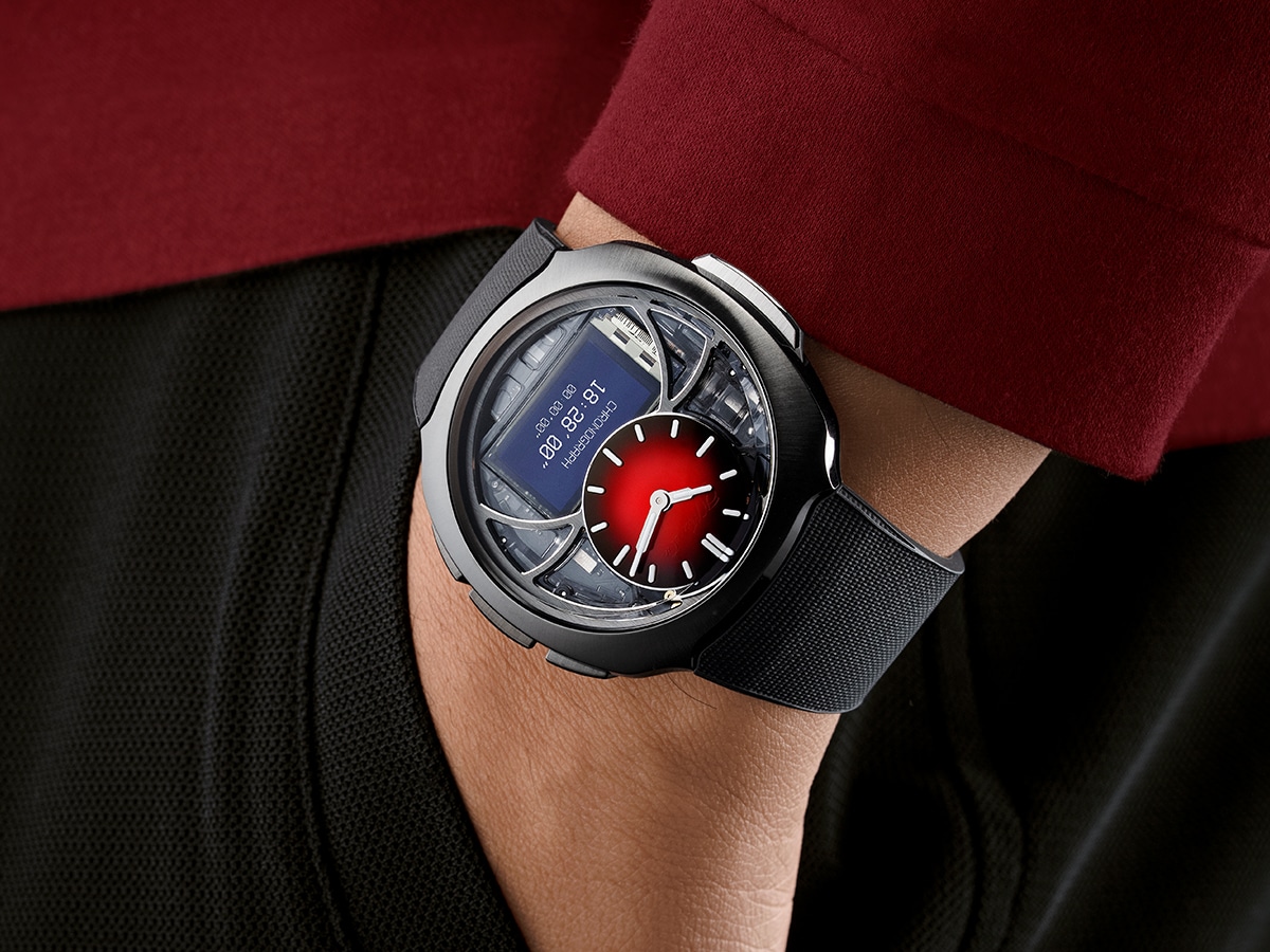 H moser - cie off grid 0001 hmoser 6di0 1205 off grid red fumé lifestyle wristshot pocket
