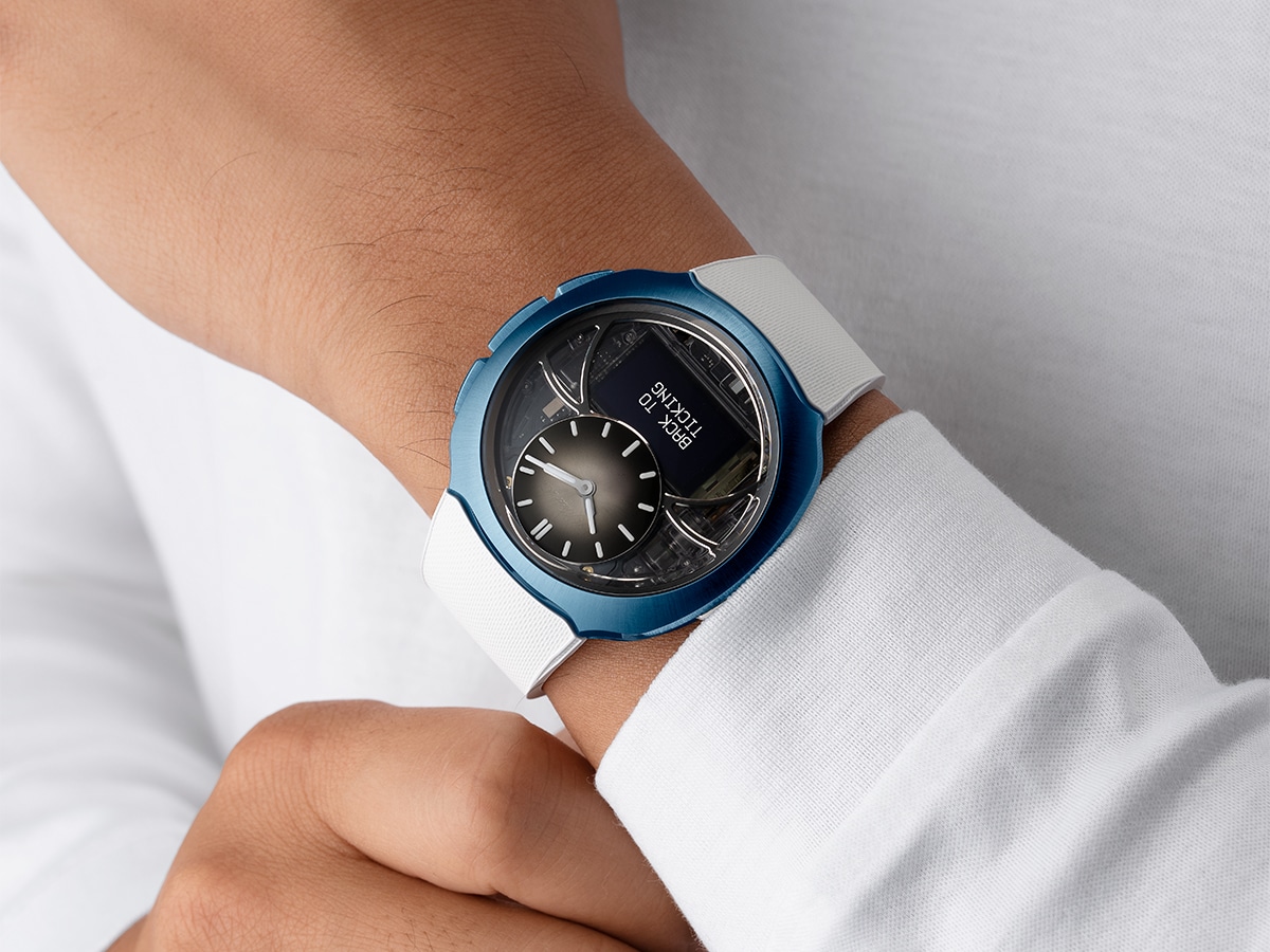 H moser - cie off grid 0012 hmoser 6di0 1202 off grid blackor fumé lifestyle wristshot adjust