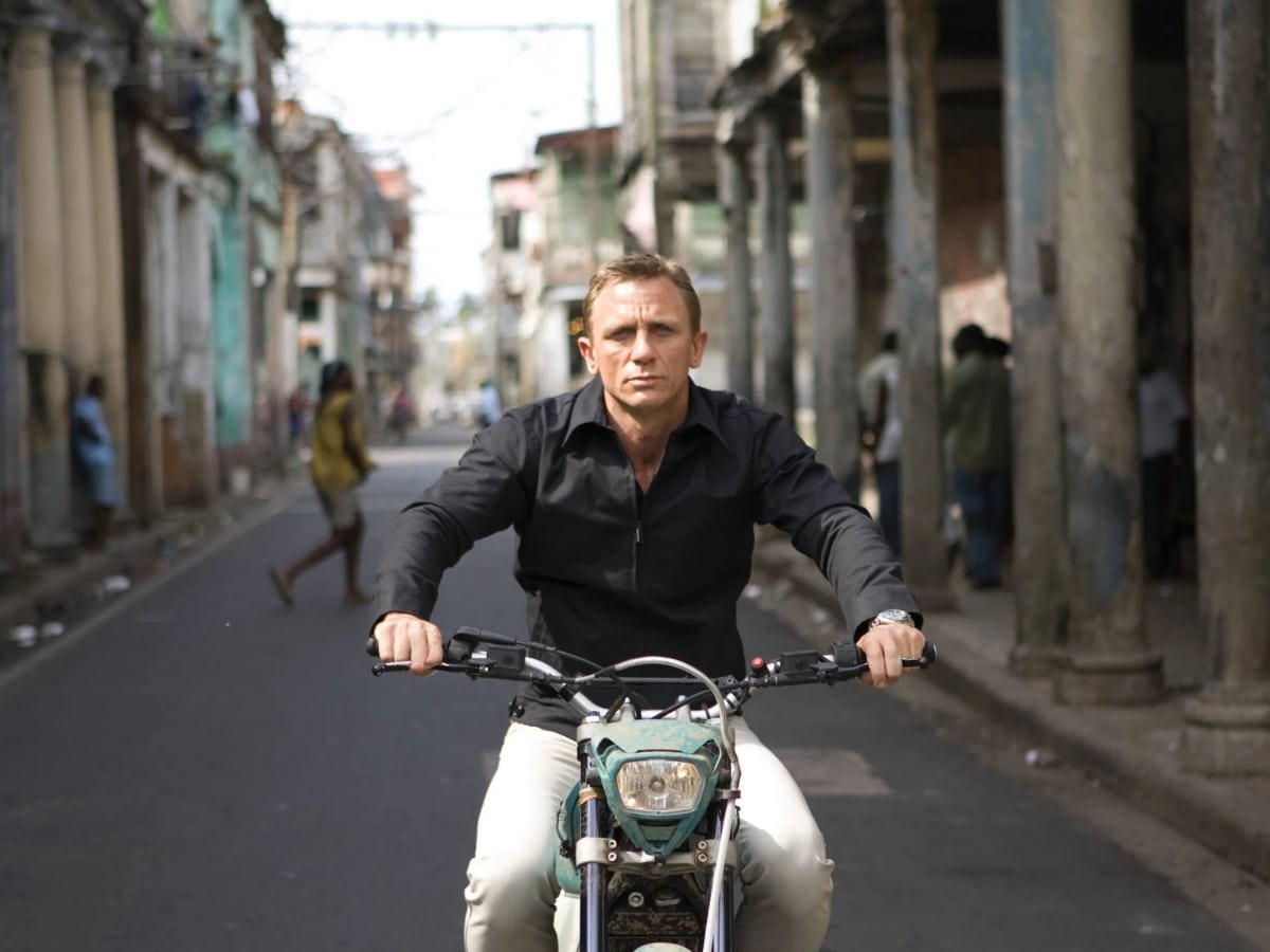James bond daniel craig quantum of solace motorcycle chase