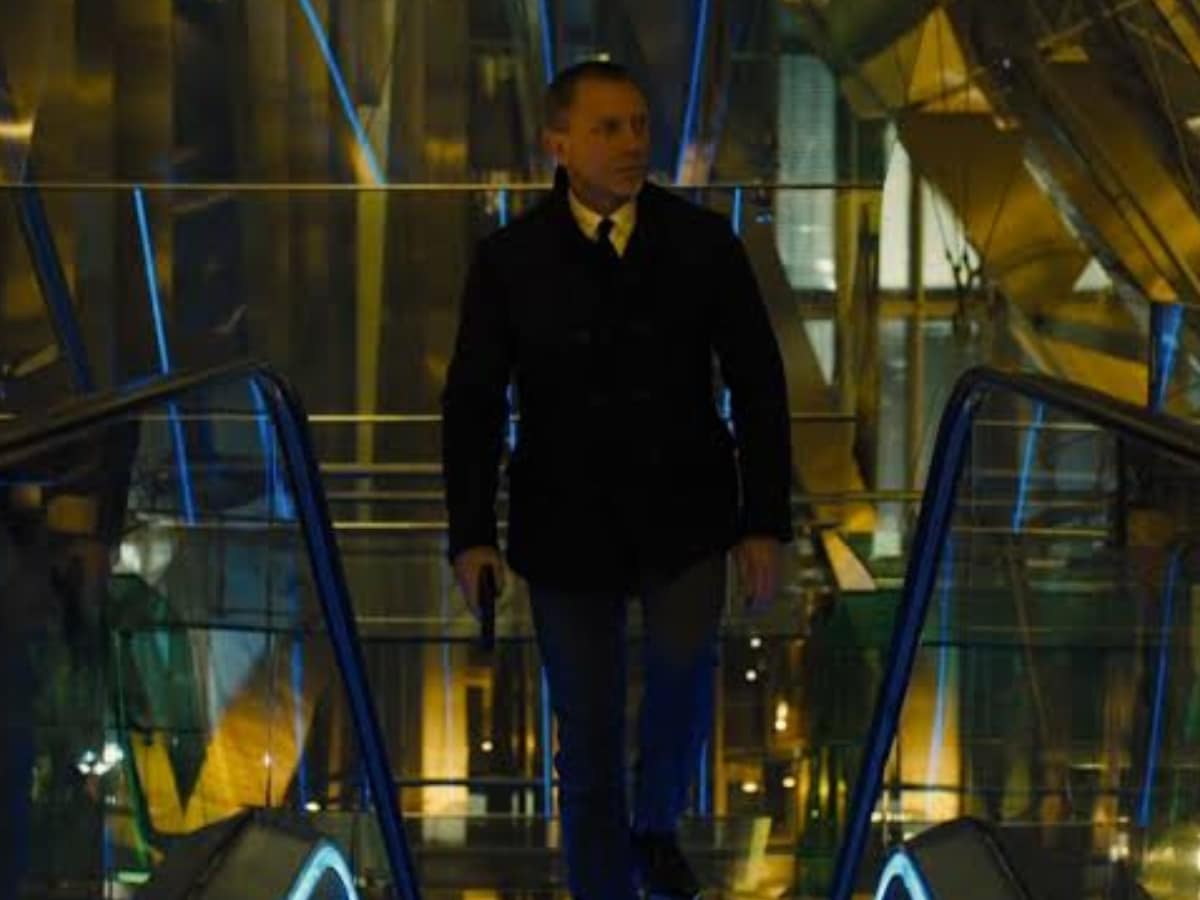 James bond daniel craig skyfall chauffeur peacoat