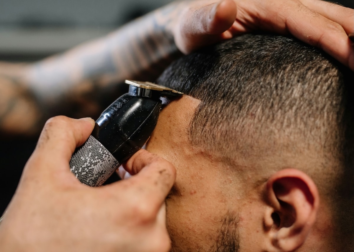 Barber cutting buzz cut