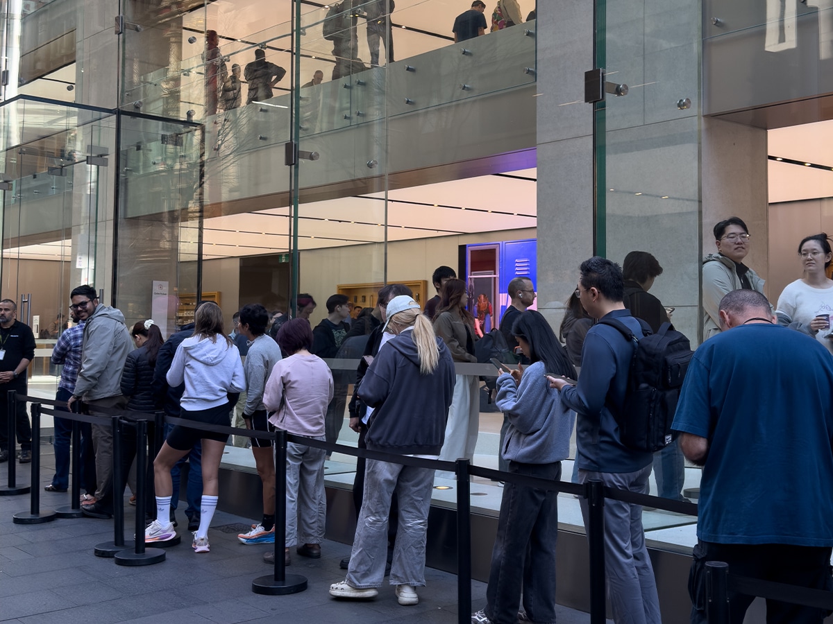 First Apple iPhone 18 Pro Customers Line Up in Sydney