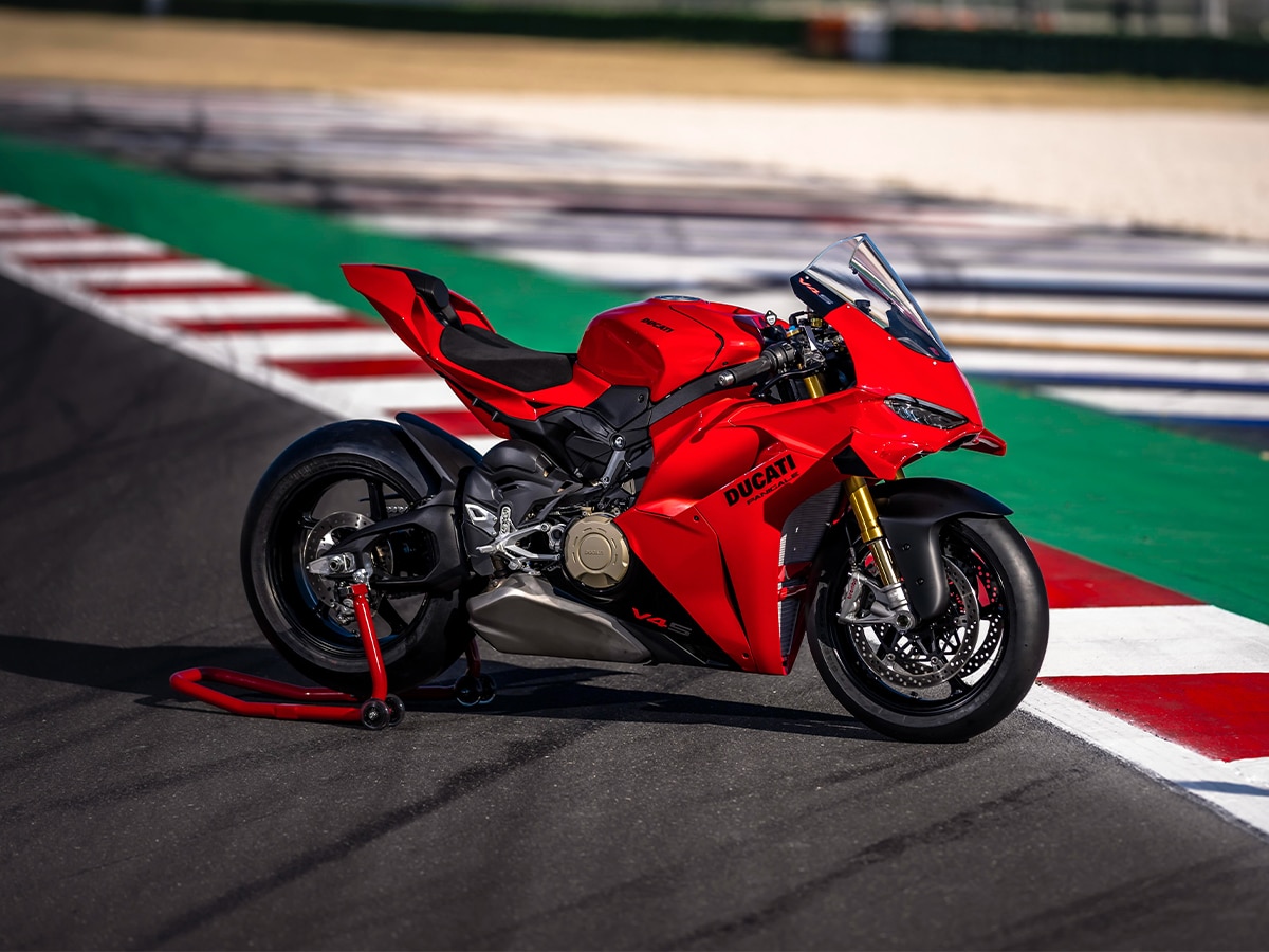 2027 panigale v4 0004 imgi 19 my27 panigale v4s statics on location 10