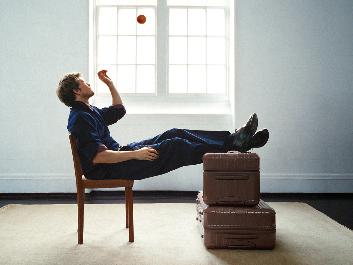 Rimowa ultramarine and umber collection 0004 rimowa essential umber ultramarine campaign still joe alwyn hr 16x9 09