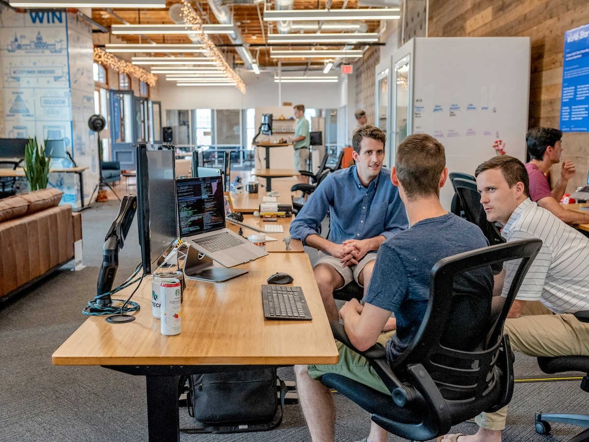Can men wear shorts to office